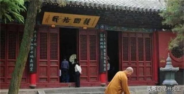 2000年,江西孝子亲手将父亲制成“木乃伊”,供奉家中无人敢拜访