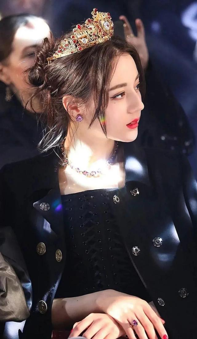 168的迪丽热巴撞上173的关晓彤,两人同框,不是腿长就能赢