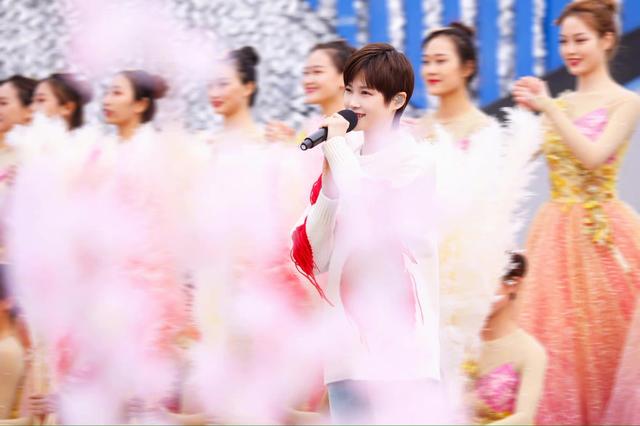 李宇春献唱金曲《和你一样》毛衣搭配仔裤活力满满