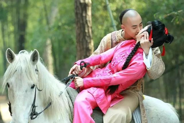 车祸后躺在地上吻,拔掉氧气管还要吻,国产剧花式吻戏智商在哪?