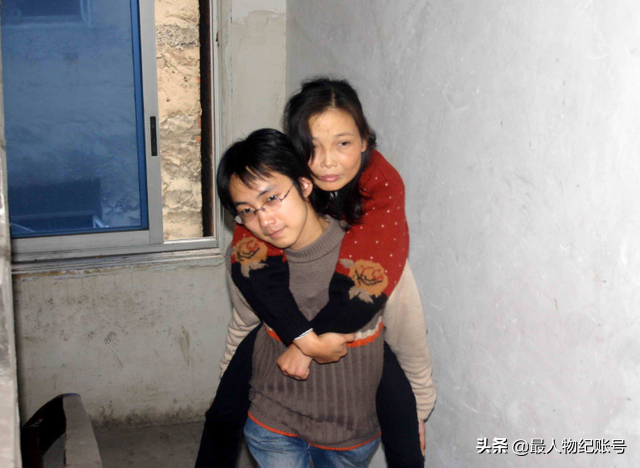 17年前,背母上大学的刘霆,后来变性成为女人,如今怎么样了?