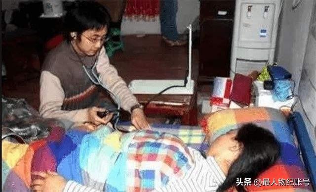 17年前,背母上大学的刘霆,后来变性成为女人,如今怎么样了?