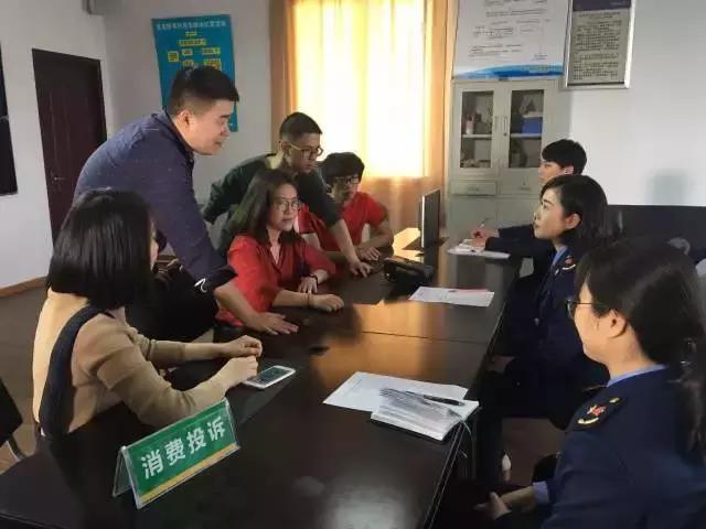 陪父母一起看微电影《较量》,提防“保健品欺诈”陷阱