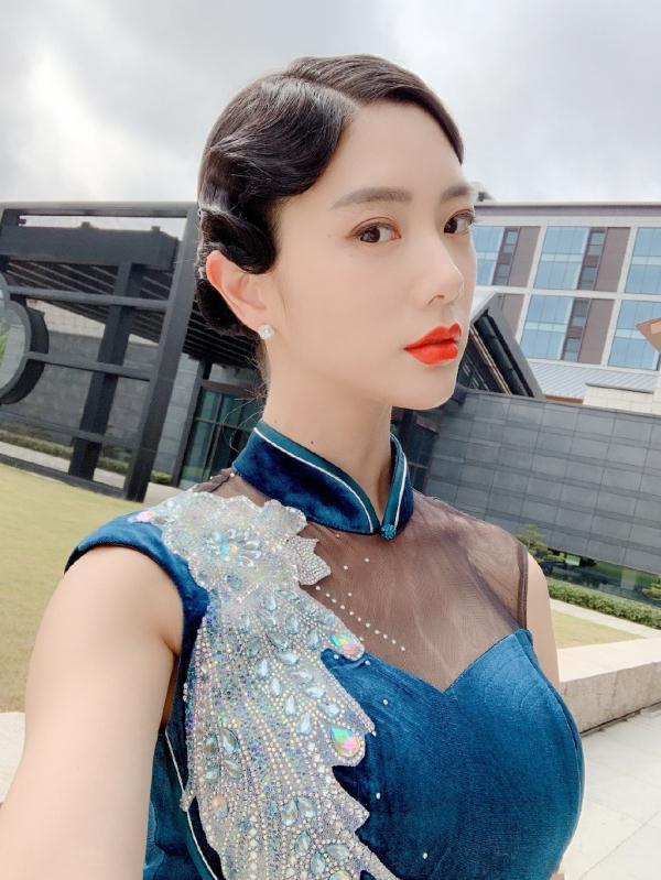 “亚洲第一美女”克拉拉,穿旗袍优雅又妩媚,依旧遮不住的性感