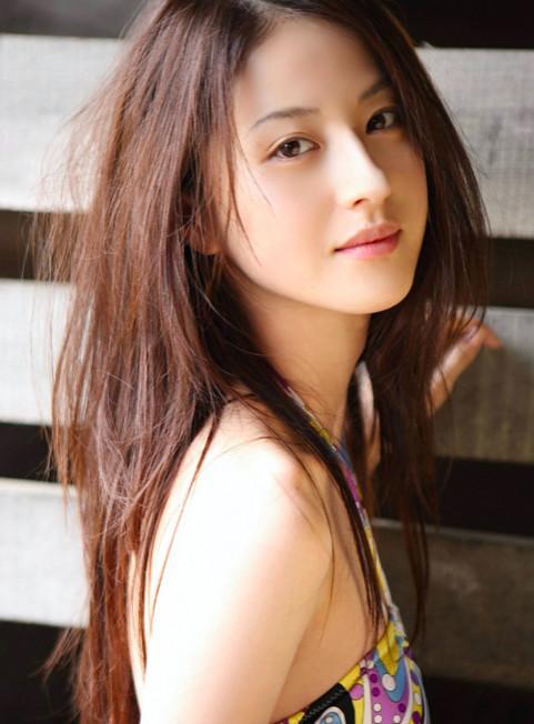 她被称为高阶版奶茶妹妹,出演日本灭门乱伦大戏心机女,被吐槽职业假笑