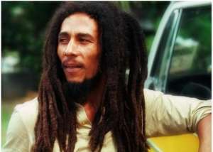 破吉他(这个利比亚盲人用一把油漆桶和钢丝线做成的破吉他，让世界汗颜)