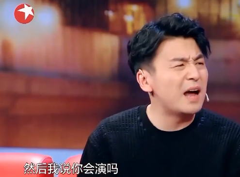 雷佳音罕秀恩爱,外出逛街帮老婆背包,8岁女儿身高优越有气质