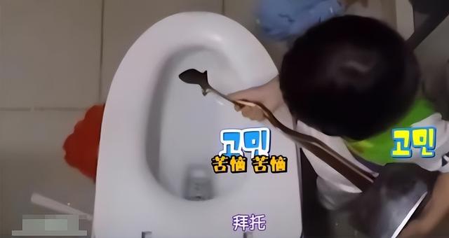 本特利和威廉之父,儿子喂马桶水给他,他将巧克力做成便便喂儿子