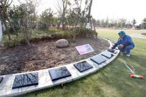 卖坟(福寿园的“坟地产”，为啥卖不动了？富人消费也降级)