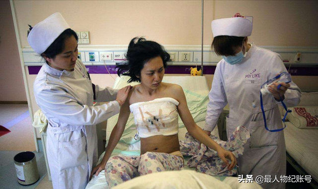 17年前,背母上大学的刘霆,后来变性成为女人,如今怎么样了?