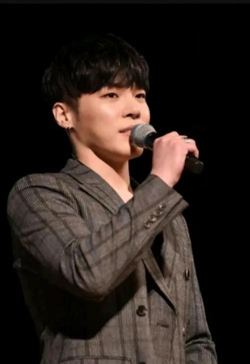他是热门歌曲《失眠》的缔造者,咸素媛旧爱,42岁就被韩娱冷藏。