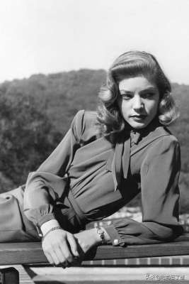 劳伦白考尔(穿搭图鉴｜知名好莱坞名人劳伦-白考尔不过时的精简经典风)