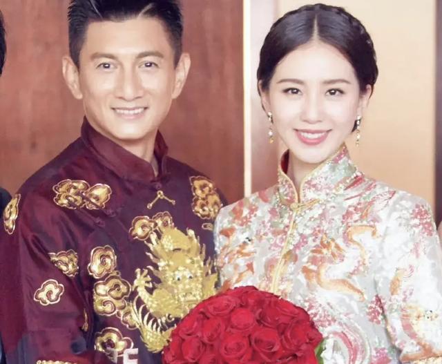 吴奇隆晒51岁庆生照,年过半百依旧显年轻,蛋糕字样暴露私下昵称