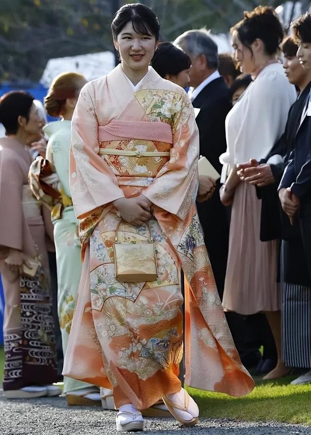 日本皇室姐妹花:佳子公主漂亮30岁未嫁,爱子公主无缘皇位反被困
