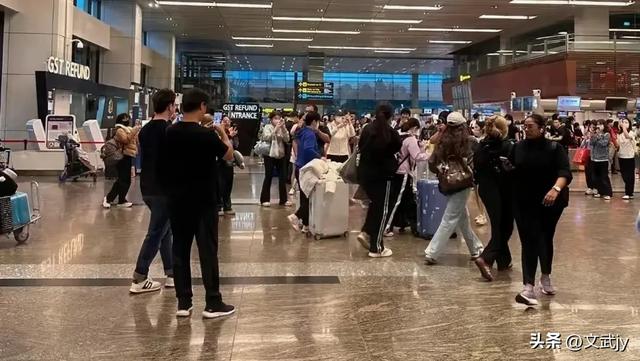 国乒凯旋回京:王楚钦大包小包,莎莎佳佳被围拍,曼昱陈幸同聊天