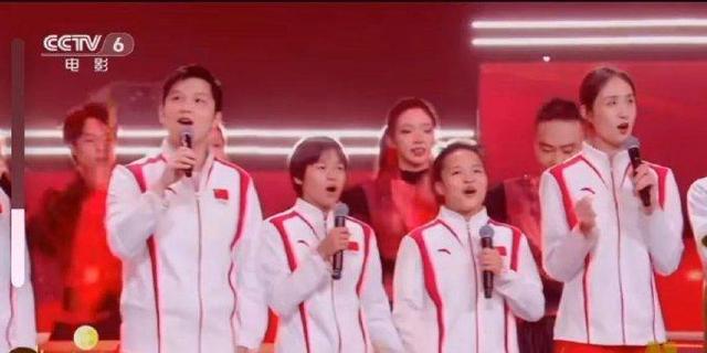 大湾区这夜,70岁成龙唱歌抢拍真尴尬,樊振东忘关麦乱说话丢大人