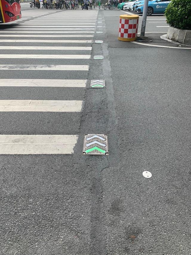 色弱、视障如何过马路?广州街头有“智慧红绿灯”