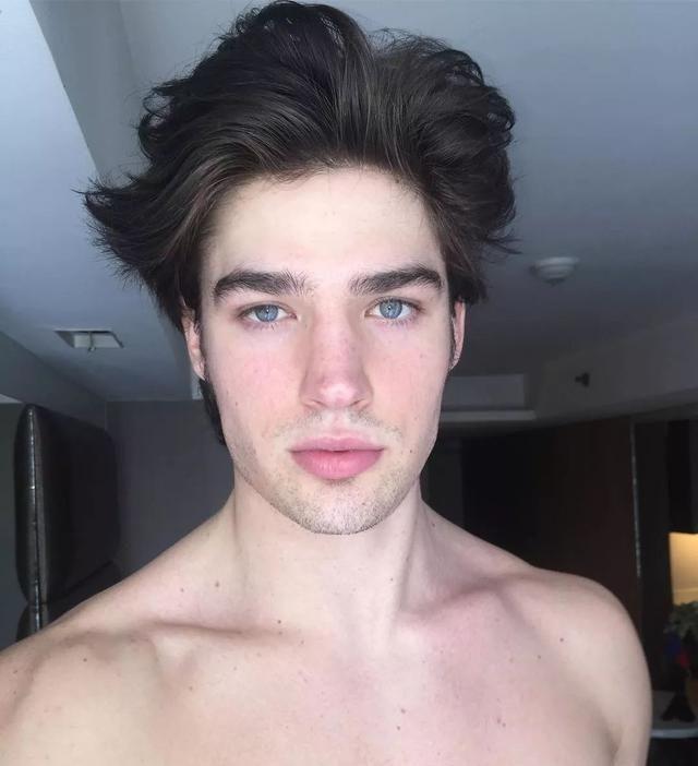 今年20岁的肌肉男模,看着他做什么事都让我疯狂