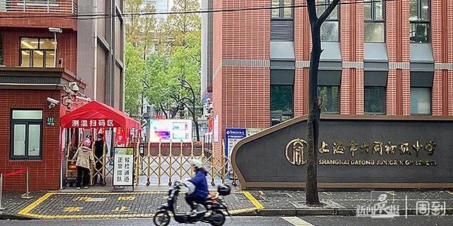 学校旁开了6家足浴店,家长试探后吓坏:“有女的穿着暴露”