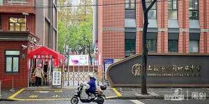 洗脚店(学校旁开了6家足浴店，家长试探后吓坏：“有女的穿着暴露”)