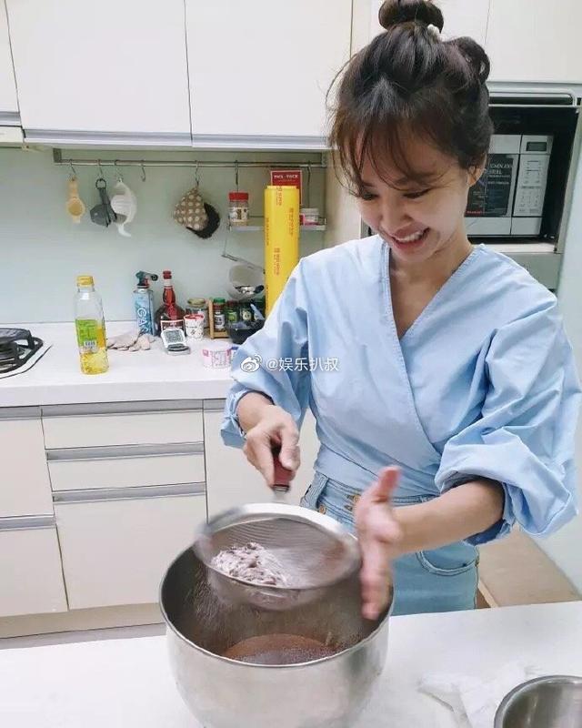 40岁蔡依林晒近照,穿深V秀裙秀火辣事业线,身材颜值还似少女