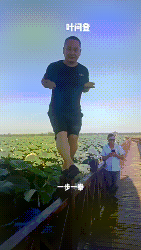 晚自习突然断电,趁机我亲了班花一下,谁料她低声告诉我一个秘密