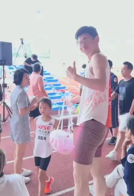 浙江女老师出轨男学生,女老师才貌双全,在电梯亲热的视频被曝光