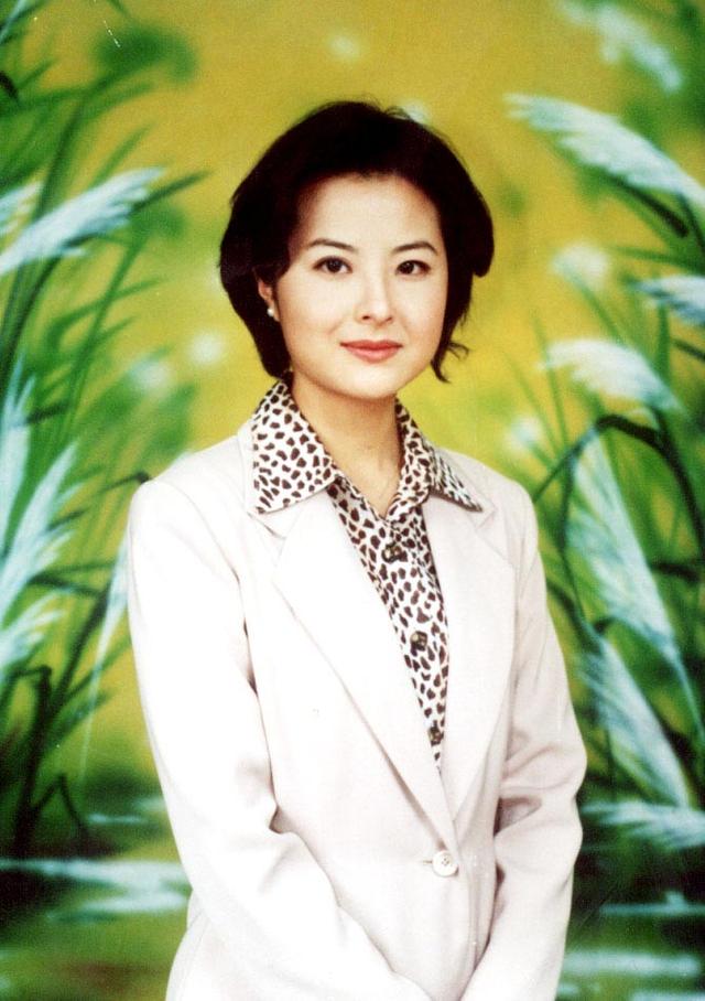央视著名主持人张泉灵:嫁大丈夫,最红时辞职,现在过得怎么样?