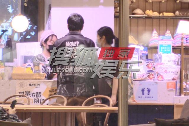 廖凡和妻子霍昕买面包 头发油腻装扮轻松