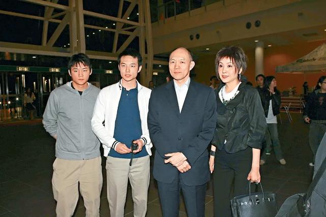 最低调豪门千金获名媛好友庆生，名校毕业创立自家珠宝品牌