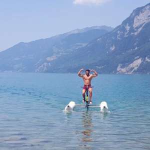 水上自行车(风靡海岛的时髦水上自行车，巴厘岛金巴兰四季酒店置办了两辆)