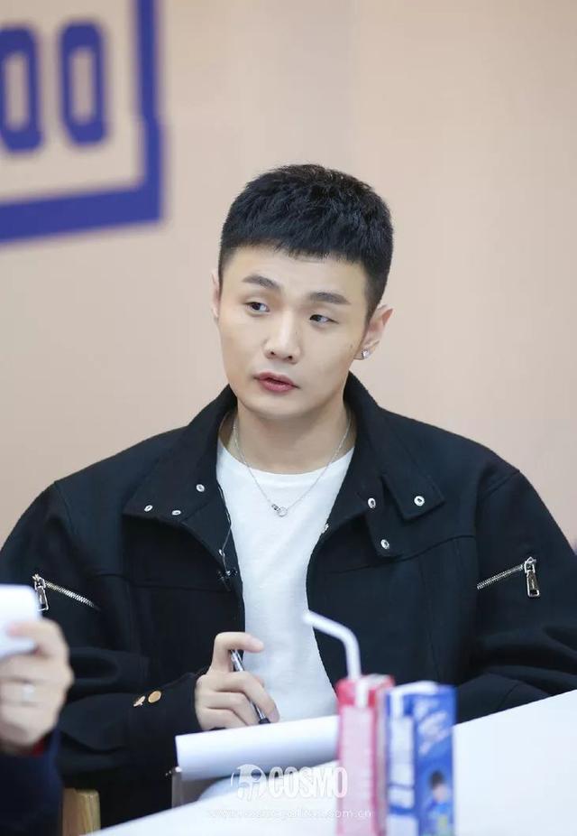 红人馆|300个练习生喊全民制作人,这次真迎男而上