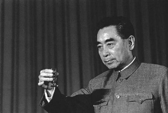 70年代,国宝九龙杯被外国人偷走,周恩来只用一招,让其失而复得