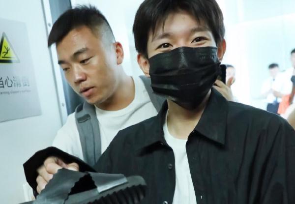 王源演唱会后首现身,看到粉丝准备的“礼物”:家里开钢厂的吧?