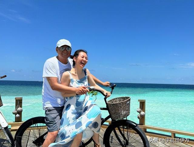 兜来转去,原来胡军的父母是他们夫妻俩!难怪能红遍大江南北