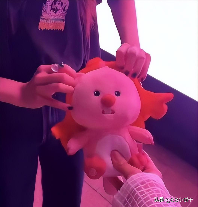 杨幂和父母现身深圳,罕见谈闺女,一个礼物暴露和女儿的真实关系