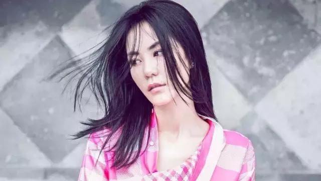 王菲终于掀起了演唱会门票潜规则的大公开｜小巴看一周