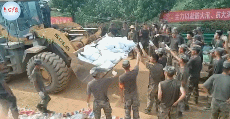 救出被困群众,武警官兵却“话锋”一转:你这个老弟啊,要减肥啦