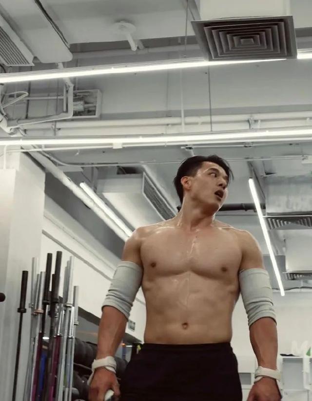 住院的肌肉男火了!这胸肌太好看了!