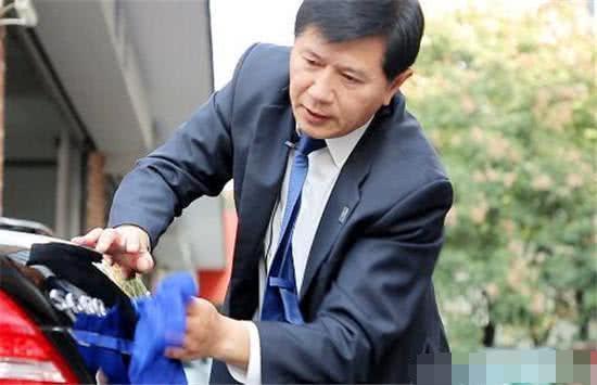 中国“最贵”司机,坐他车的人都是大人物,开车前不能吃臭豆腐