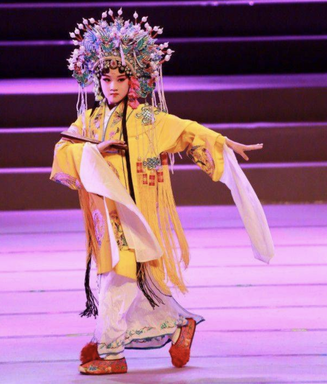 陆毅14岁大女儿获赞最美星二代,才艺令人惊艳,四口人共用一张脸