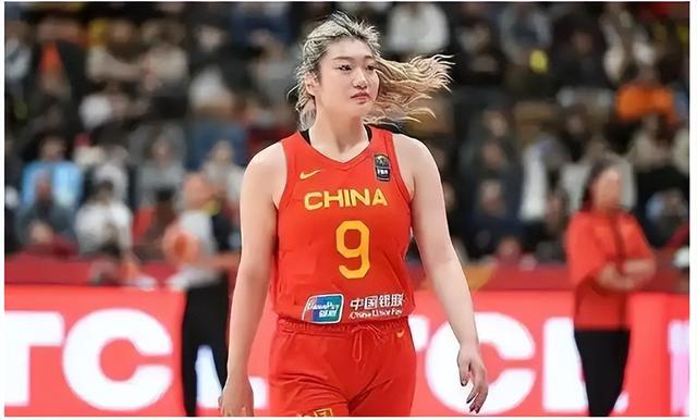 李梦过年太接地气了,手提一袋米回老家过年,低调的不像明星