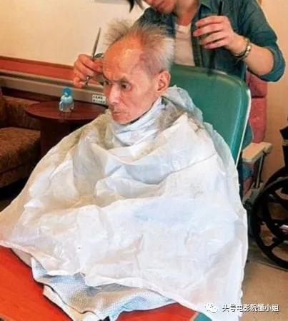刘家辉中风10年露面,轮椅代步,败给成龙的《醉拳3》令人叹息