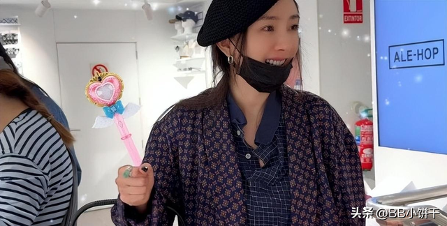 杨幂和父母现身深圳,罕见谈闺女,一个礼物暴露和女儿的真实关系