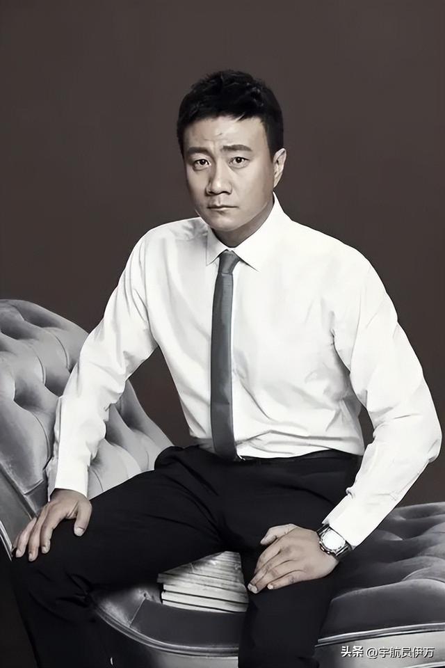 兜来转去,原来胡军的父母是他们夫妻俩!难怪能红遍大江南北