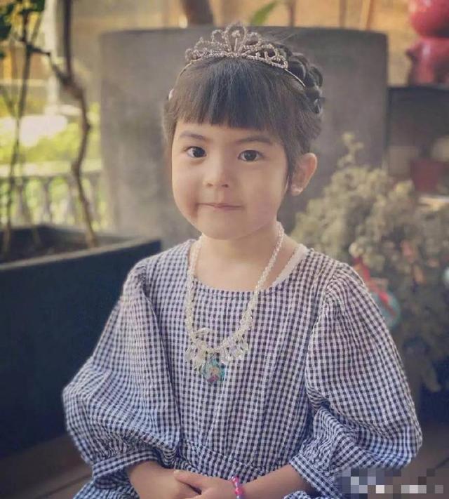 贾静雯为小女儿庆生,4岁波妞戴皇冠似公主,3个女儿一个比一个美
