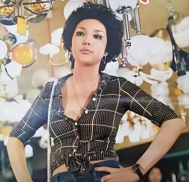 邵氏艳星余莎莉,两婚两离,晚年摆摊为生,父亲是抗日名将余程万