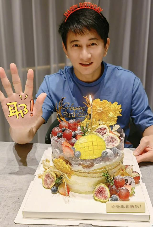 吴奇隆晒51岁庆生照,年过半百依旧显年轻,蛋糕字样暴露私下昵称