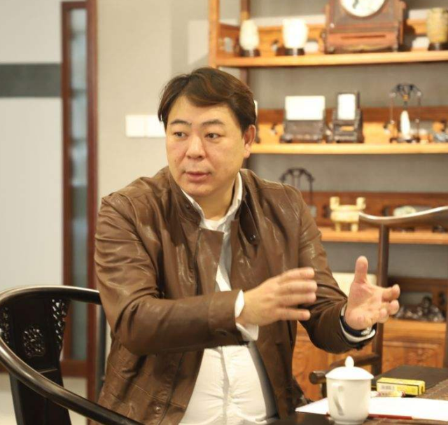 高亚麟携娇妻罕现身,体态饱满肚大如箩,与妻结婚12年不离不弃