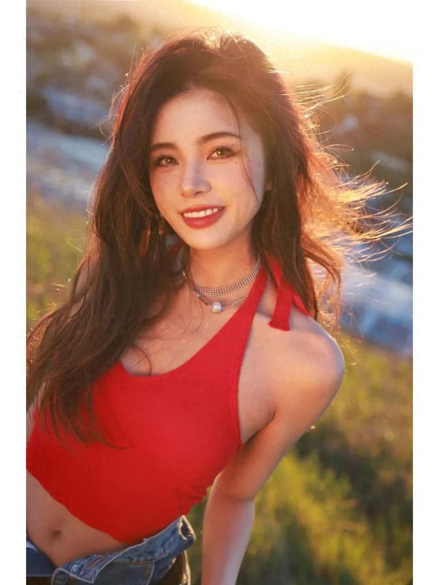 外网热赞的氛围感美少女,原来是位国产网红!